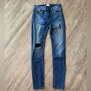 BUNDLE 2 ITEMS FOR $8✨

HUDSON skinny jeans ✨